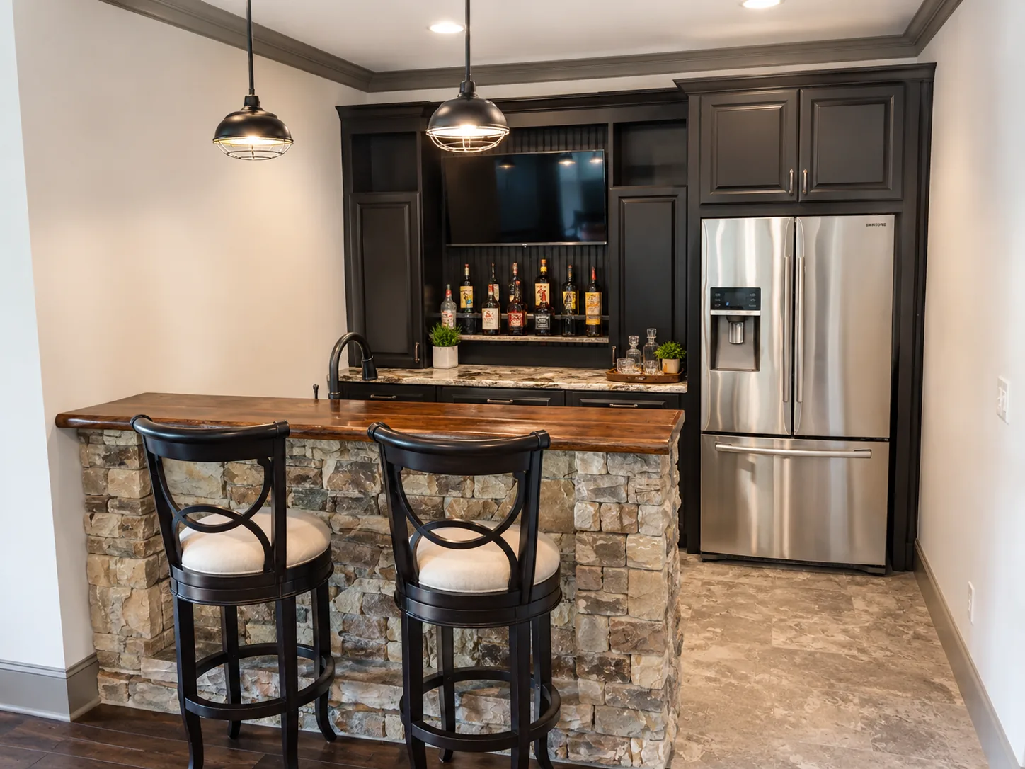 Custom wet bar in a custom home built by Higgins Building Group in Western North Carolina